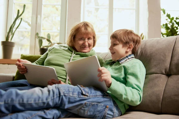 Dijital Tablet Kullanarak Mutlu Büyükanne Torun Evde Birlikte Vakit Geçiriyorlar — Stok fotoğraf
