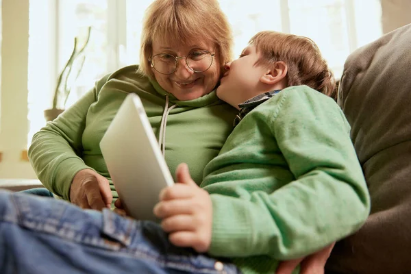 Таємниці Щаслива Бабуся Онук Сидять Дивані Проводячи Час Разом Вдома — стокове фото