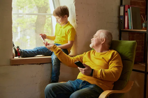 Usmívající Dědeček Vnuk Sedí Židli Dívají Digitální Tablet Mobil Příbuzní — Stock fotografie