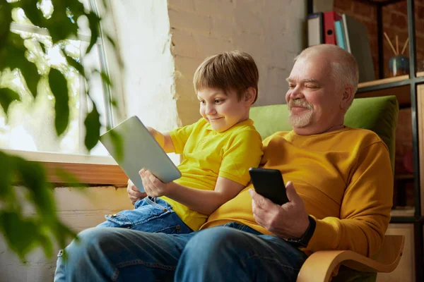 Usmívající Dědeček Vnuk Sedí Židli Dívají Digitální Tablet Mobil Příbuzní — Stock fotografie