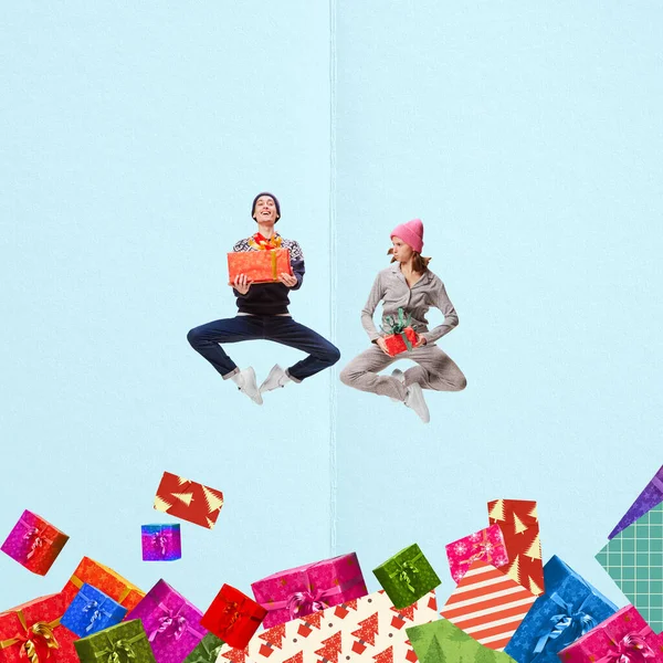 現代美術のコラージュ 青い背景の上に現在の箱でジャンプする動機の若い人たち 贈り物だ バレエ クリスマス お祝い 冬の概念 広告のコピースペース — ストック写真