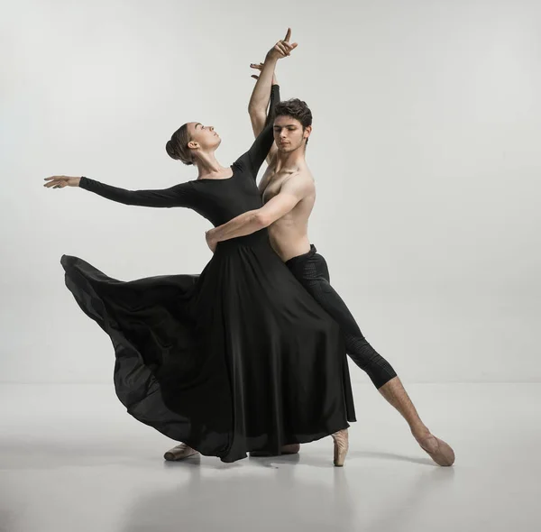 Jovem Homem Mulher Dançarinos Balé Apresentando Isolados Sobre Fundo Cinza — Fotografia de Stock