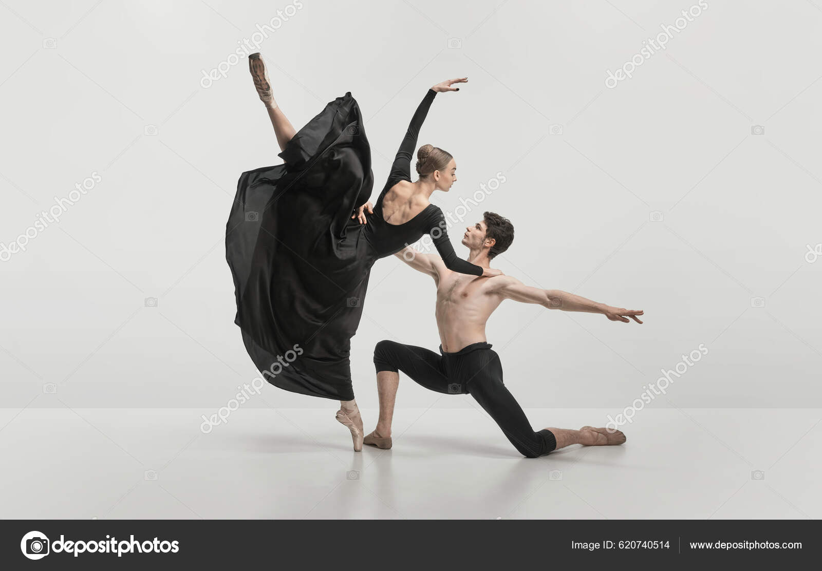 Jeune Homme Jeune Femme Danseurs Ballet Produisant Isolés Sur Fond image  libre de droit par vova130555@gmail.com © #620740514