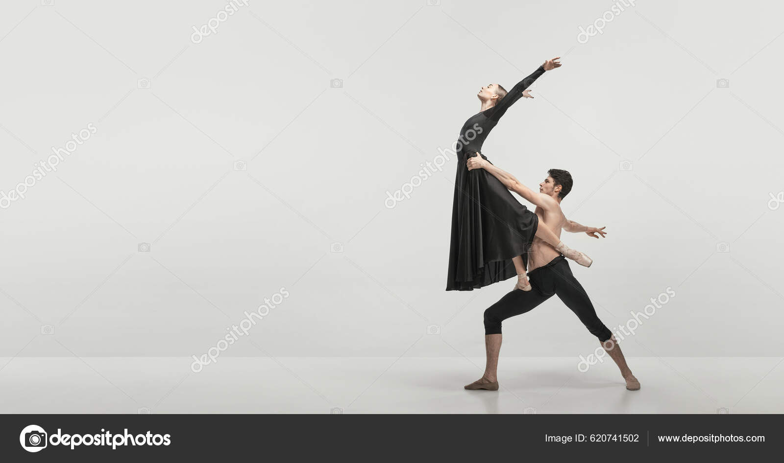 Fiatal Férfi Balett Táncosok Akik Elszigetelten Játszanak Szürke Stúdió  Háttérrel — Stock Fotó © vova130555@gmail.com #620741502