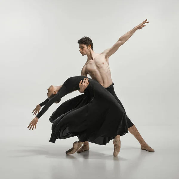 Młody Mężczyzna Kobieta Tancerze Baletowi Występujący Scenie Odizolowani Szarym Tle — Zdjęcie stockowe