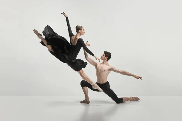 Młody Mężczyzna Kobieta Tancerze Baletowi Występujący Szarym Tle Studia Skok — Zdjęcie stockowe