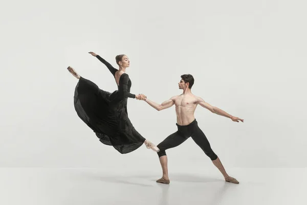 年轻的男男女女 芭蕾舞演员在灰色的工作室背景下独立表演 飞得很高古典舞蹈美学 美的概念 广告的复制空间 — 图库照片