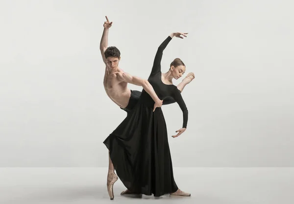 Joven Hombre Mujer Bailarines Ballet Actuando Aislados Sobre Fondo Gris — Foto de Stock