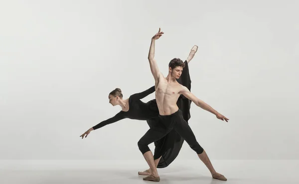 Mladý Muž Žena Baletní Tanečníci Vystupující Izolovaně Nad Šedým Studiem — Stock fotografie