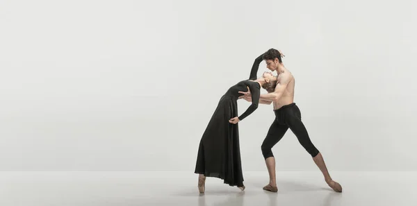 Joven Hombre Mujer Bailarines Ballet Actuando Aislados Sobre Fondo Gris —  Fotos de Stock