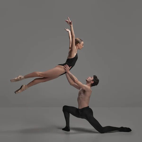 Joven Hombre Mujer Bailarines Ballet Actuando Aislados Sobre Fondo Estudio — Foto de Stock