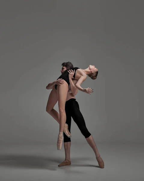 Mladý Muž Žena Baletní Tanečníci Vystupující Izolovaně Přes Tmavě Šedé — Stock fotografie