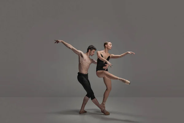 Jovem Homem Mulher Dançarinos Balé Apresentando Isolados Sobre Fundo Estúdio — Fotografia de Stock
