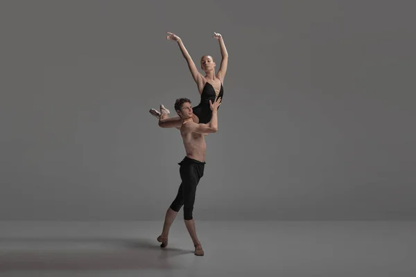 Młody Mężczyzna Kobieta Tancerze Baletowi Występujący Ciemnoszarym Tle Studia Utrzymuję — Zdjęcie stockowe