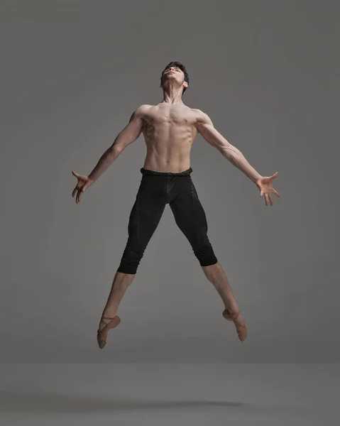 Retrato Homem Jovem Musculoso Dançarino Balé Realizando Isolado Sobre Fundo — Fotografia de Stock