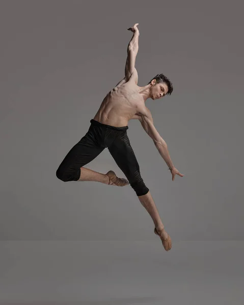 Retrato Homem Jovem Musculoso Dançarino Balé Realizando Isolado Sobre Fundo — Fotografia de Stock