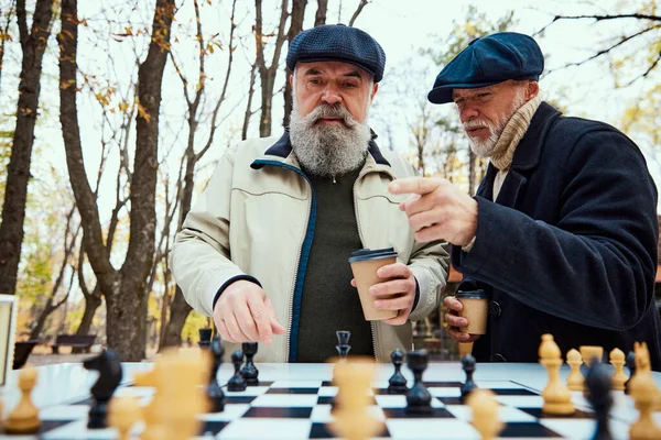 Portræt Ældre Mænd Der Spiller Skak Sammen Parken Dag Efteråret - Stock-foto