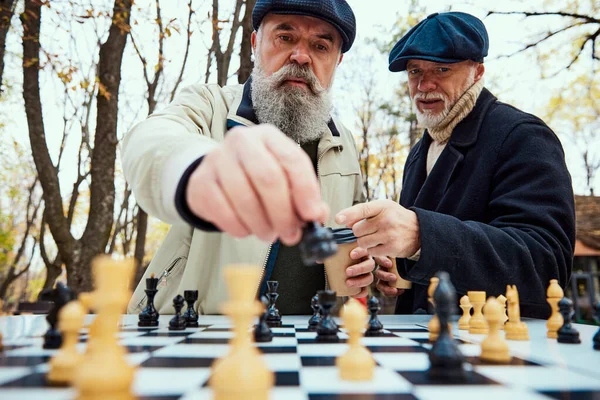 Portrait Two Concentrated Senior Men Playing Chess Park Daytime Fall — Stock Photo, Image