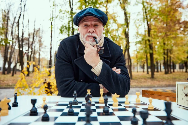 가을에 공원에서 시니어가 체스를 생각하고 파이프 활동의 스포츠 구세대 — 스톡 사진
