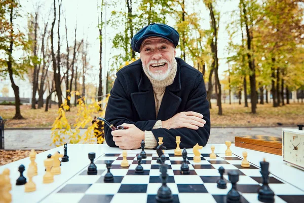 Retrato Del Hombre Mayor Sonriente Jugando Ajedrez Parque Día Otoño —  Fotos de Stock
