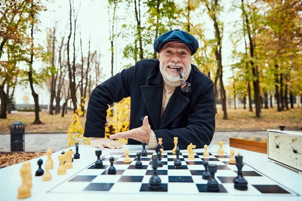 Porträt Eines Älteren Mannes Der Einem Herbsttag Park Schach Spielt — Stockfoto