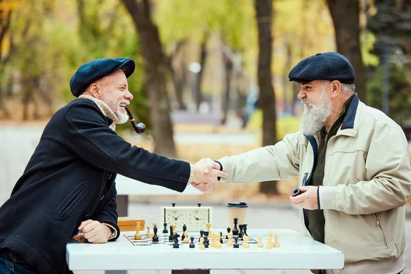 가을에 공원에서 체스를 손흔드는 활동의 스포츠 구세대 — 스톡 사진