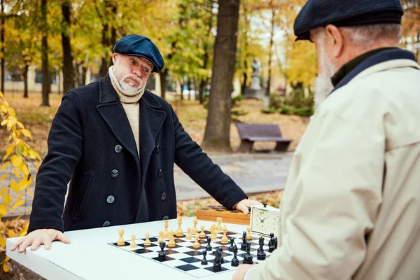 Portrait Two Senior Men Playing Chess Park Daytime Fall Difficult — Stock Photo, Image