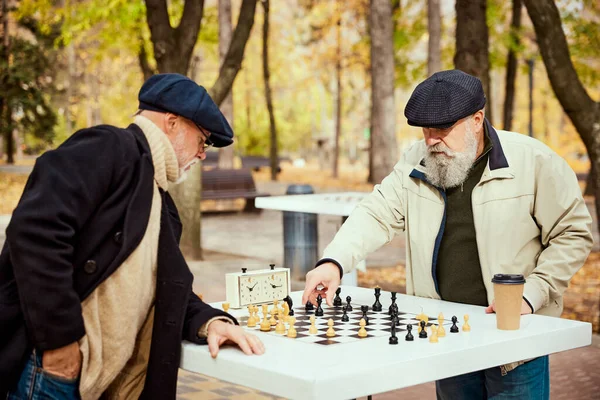 Portrait Two Senior Men Playing Chess Park Daytime Fall Outdoot — Stock Photo, Image