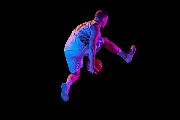 Динамический Портрет Молодого Активного Спортсмена Баскетболиста Спортивной Форме Практикующего Мячом — стоковое фото