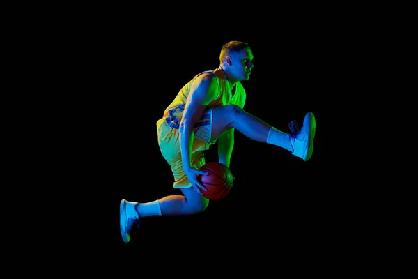 Велика Енергія Студійний Знімок Молодого Активного Спортсмена Чоловіка Баскетболіста Спортивній — стокове фото