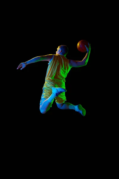 움직이고 활발히 활동하는 선수가 어두운 뛰어오르고 있습니다 에너지의 스포츠 — 스톡 사진