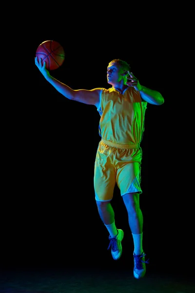 Große Energie Studioaufnahme Eines Jungen Aktiven Athleten Eines Männlichen Basketballspielers — Stockfoto