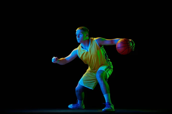 Dribbelen Jongeman Professionele Basketbalspeler Actie Met Bal Geïsoleerd Zwarte Achtergrond — Stockfoto