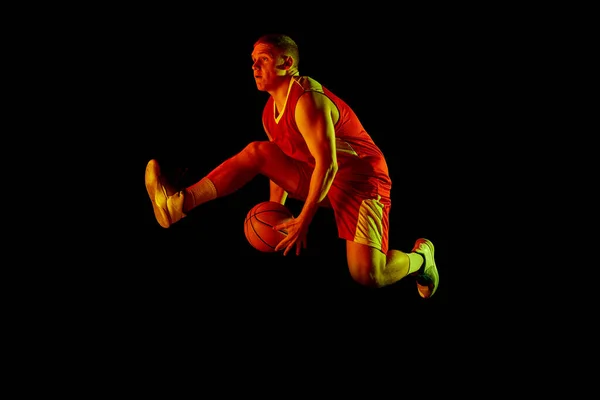 Beweging Actieve Atletische Mannelijke Basketbalspeler Springen Met Basketbal Geïsoleerd Donkere — Stockfoto
