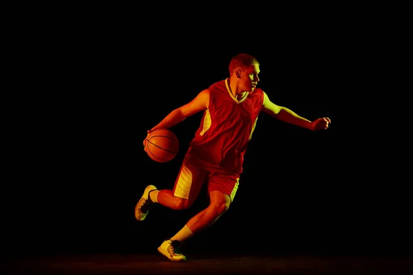 Dinamikus Portré Fiatal Aktív Sportolóról Férfi Kosárlabdajátékos Egyenruhában Labdával Gyakorolva — Stock Fotó