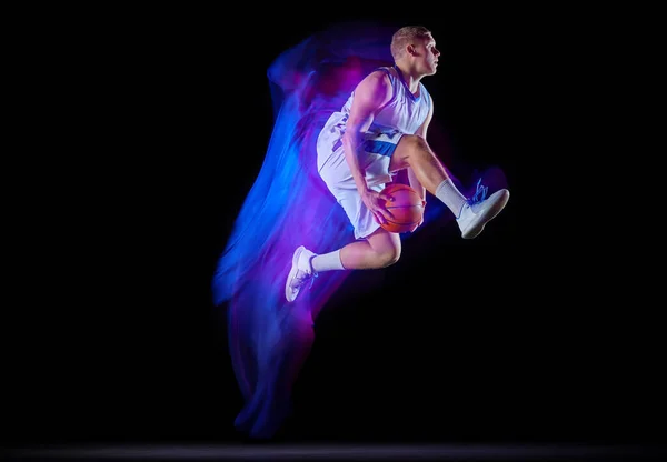 Genç Aktif Sporcunun Dinamik Portresi Spor Üniformalı Erkek Basketbolcu Topla — Stok fotoğraf