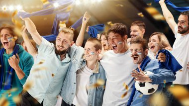 Arjantinli genç duygusal futbol taraftarları kalabalık stadyumda mavi eşarplarıyla milli futbol takımını alkışlıyorlar. Spor anlayışı, destek, takım etkinliği, yarışma. Kolaj, afiş, poster