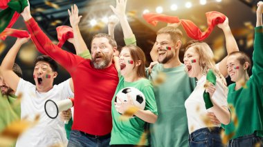 Portekizli genç erkek ve kadın futbol fanatikleri kalabalık stadyumda kırmızı eşarplarıyla milli futbol takımını alkışlıyorlar. Spor anlayışı, destek, takım etkinliği, yarışma. Kolaj, afiş, poster