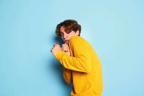 Retrato Joven Con Pelo Rizado Posando Con Miedo Ocultando Pose — Foto de Stock