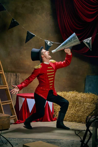 Illusionista Showman Retrato Cinematográfico Homem Emotivo Retro Circo Entertainer Anuncia — Fotografia de Stock