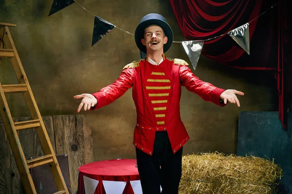 Sonriente Ilusionista Showman Feliz Hombre Emocionado Artista Circo Retro Anuncia — Foto de Stock