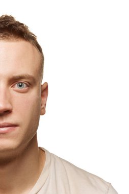 Tıraşlı yüzü ve pürüzsüz cildi beyaz stüdyo arka planında izole edilmiş genç bir adamın yarım portresi. Erkek sağlığı, kendine bakım, vücut ve cilt bakımı kavramı. İlan için alanı kopyala