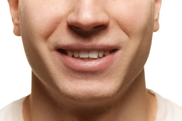 白いスタジオの背景には 人間の顔 歯が切り取られています 歯のケア 滑らかな肌 男性の健康 セルフケア ボディケア スキンケアの概念 — ストック写真