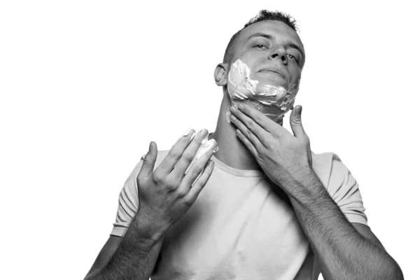 白黒の画像 顔を剃るためにクリームを適用男 滑らかな肌 男性化粧品 男性の健康 セルフケア ボディケア スキンケアの概念 広告のコピースペース — ストック写真