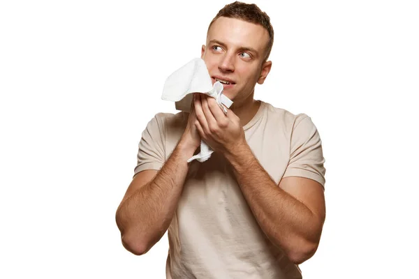 白いスタジオの背景に孤立したシェービング後の若い男の顔を拭くの肖像画 皮膚化粧品 男性の健康 セルフケア ボディケア スキンケアの概念 広告のコピースペース — ストック写真