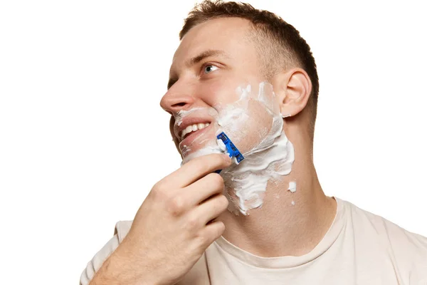 滑らかな肌 男は白いスタジオの背景に隔離されたクリームで顔をシェービング リフレッシュだ 男性の健康 セルフケア ボディケア スキンケアの概念 広告のコピースペース — ストック写真