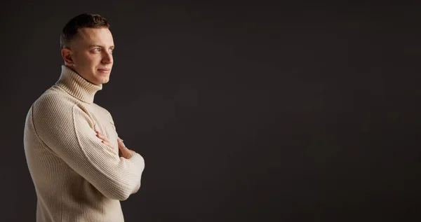 Portret Przystojnego Mężczyzny Pozującego Stylowym Swetrze Ciemnoszarym Tle Studia Ulotka — Zdjęcie stockowe