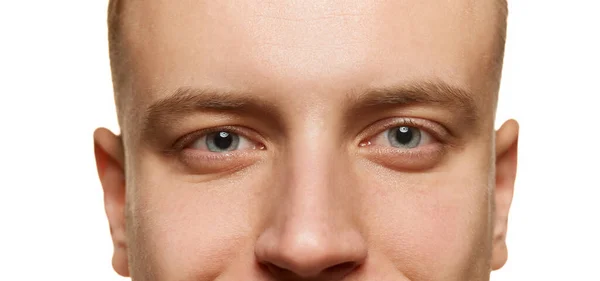 Detailní Portrét Mužských Šedých Očí Izolovaných Bílém Pozadí Studia Usměvavý — Stock fotografie