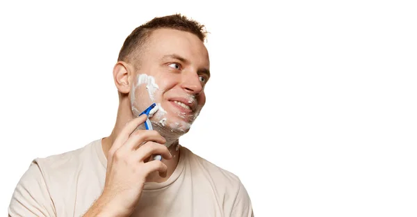 滑らかな肌 男は白いスタジオの背景に隔離されたクリームで顔をシェービング 皮膚の世話をする 男性の健康 セルフケア 身体と皮膚の美容の概念 広告のコピースペース — ストック写真
