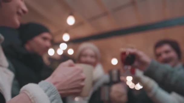 Julstämning Unga Glada Män Och Kvinnor Varma Kläder Tillbringar Tid — Stockvideo